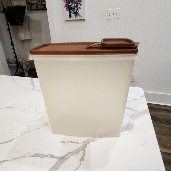 RARE VINTAGE Large Brown Tupperware Cereal Keeper 10" X 4.5" - Picture 1 of 10